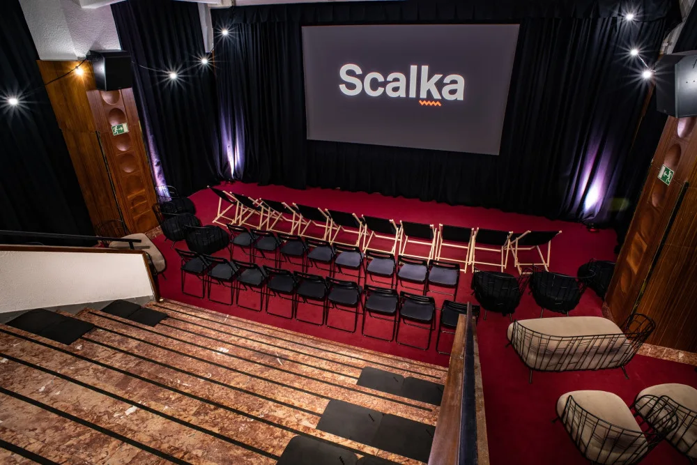 Ve foyer Scaly vzniklo alternativní kino Scalka. Je to experiment, tvrdí ředitel kina