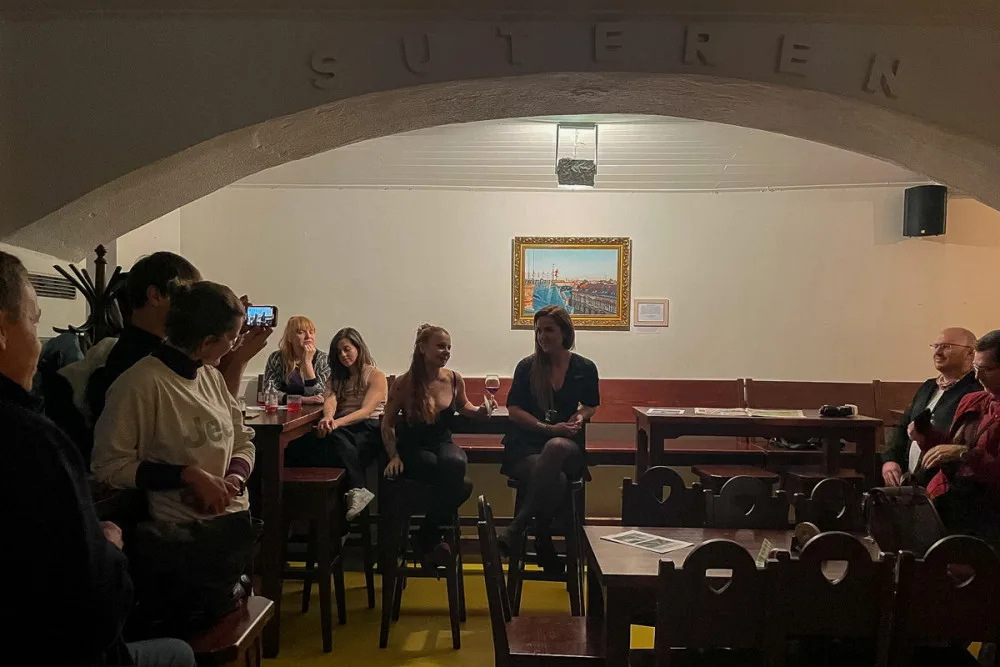 Fotka polonahé ženy na střeše, která pobouřila internet, je na prodej. Vyvolávací cena je devět tisíc