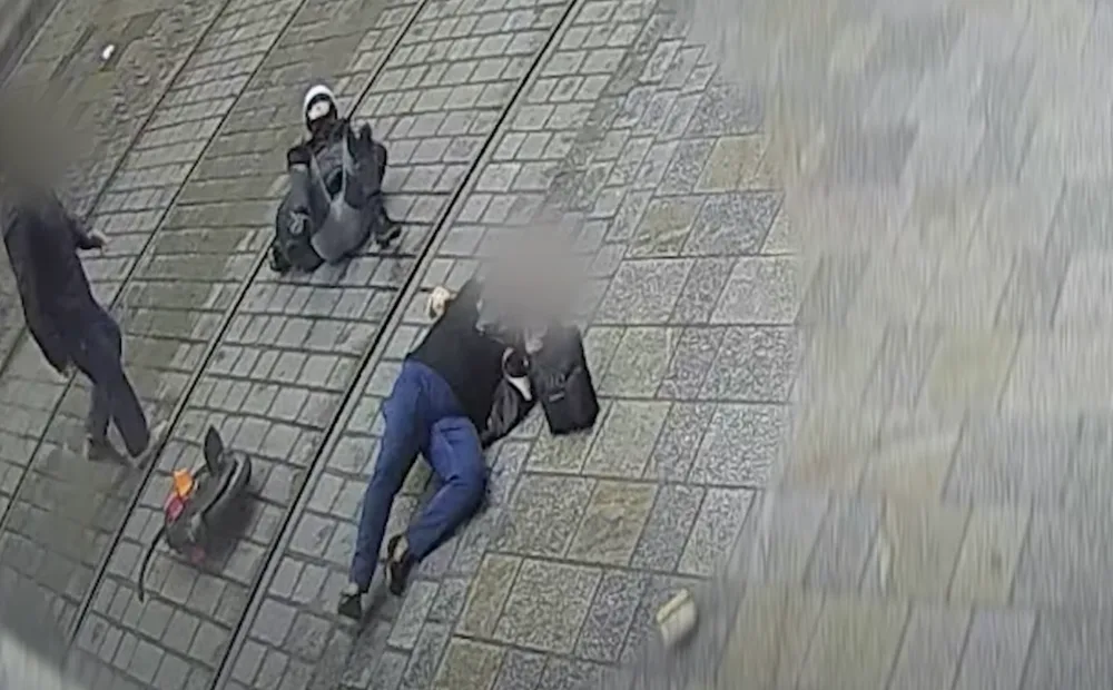 VIDEO: Srážky s chodci, nehody a jízda na červenou. Policie si posvítila na jezdce na elektrických jednokolkách