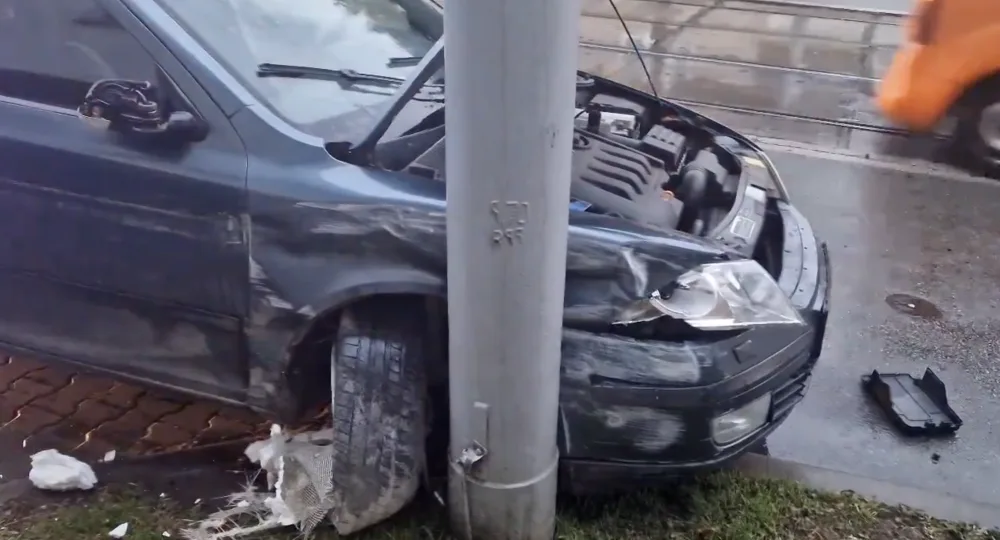 VIDEO: Řidič se chtěl vyhnout kontrole. Brnem ujížděl dvoustovkou, narazil do domu
