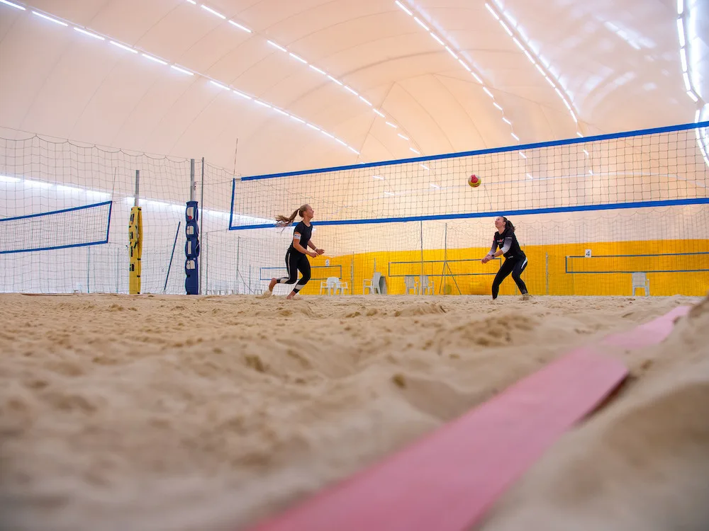 Brňané se v zimních měsících nemusí vzdát plážových sportů. Využijí nafukovací halu na Riviéře