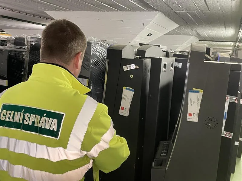 Celníci se na jihu Moravy pustili do likvidace nelegálních automatů. Zůstal z nich jen šrot