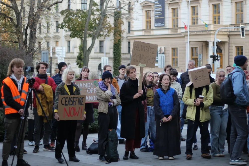 VIDEO: V Brně demonstrují desítky lidí. Podpora Izraele je podle nich nekritická
