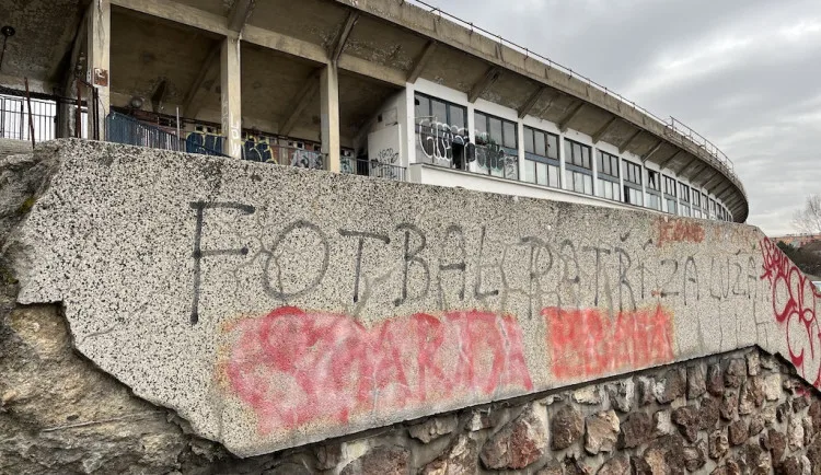 Konstrukce tribun stadionu Za Lužánkami nechá půjde k zemi, valy zůstanou