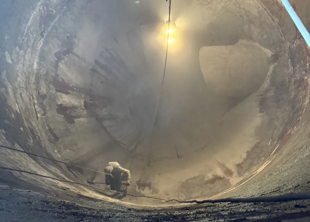 Do brněnské spalovny povolali na pomoc horolezce. Vyčistí absorpční věže