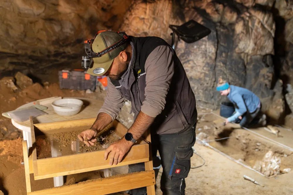 Archeologové našli v jeskyni na jižní Moravě ozdoby z ulity plže. Jsou staré až dvanáct tisíc let