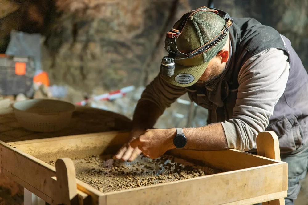 Archeologové našli v jeskyni na jižní Moravě ozdoby z ulity plže. Jsou staré až dvanáct tisíc let