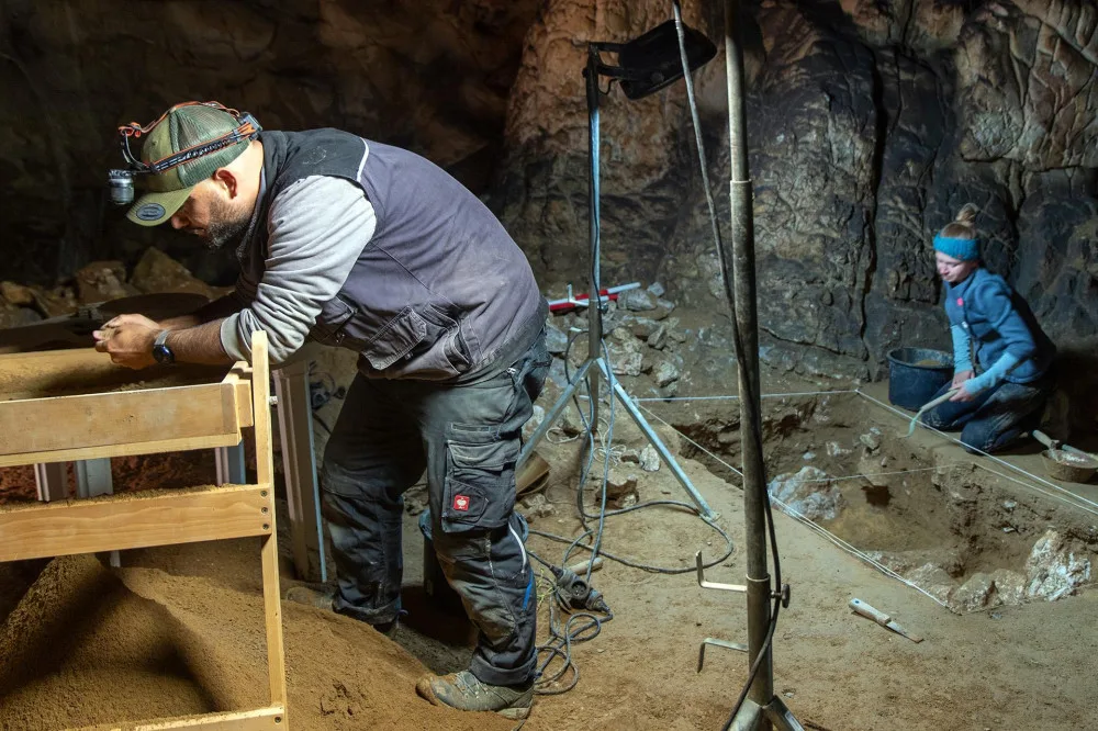 Archeologové našli v jeskyni na jižní Moravě ozdoby z ulity plže. Jsou staré až dvanáct tisíc let