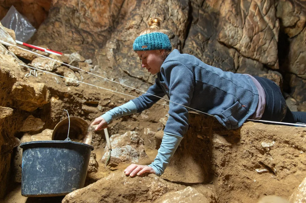 Archeologové našli v jeskyni na jižní Moravě ozdoby z ulity plže. Jsou staré až dvanáct tisíc let