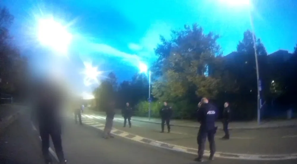 Muž v Brně stál uprostřed silnice a držel si nůž pod krkem. Před strážníky se bodl do břicha