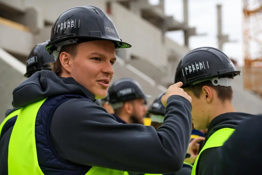 Hráči Komety si poprvé prohlédli budoucí halu. Na stavbě už je patrný obrys kluziště