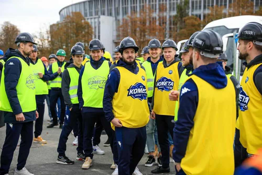Hráči Komety si poprvé prohlédli budoucí halu. Na stavbě už je patrný obrys kluziště