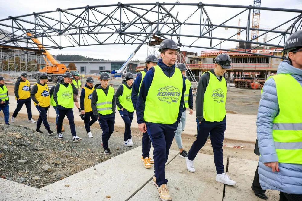 Hráči Komety si poprvé prohlédli budoucí halu. Na stavbě už je patrný obrys kluziště