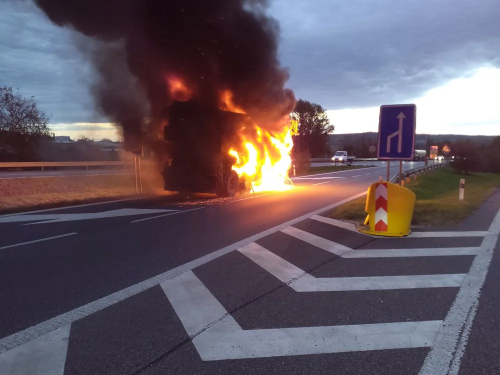 U dálnice na Vyškovsku plameny pohltily autojeřáb. Příčinou byla technická závada