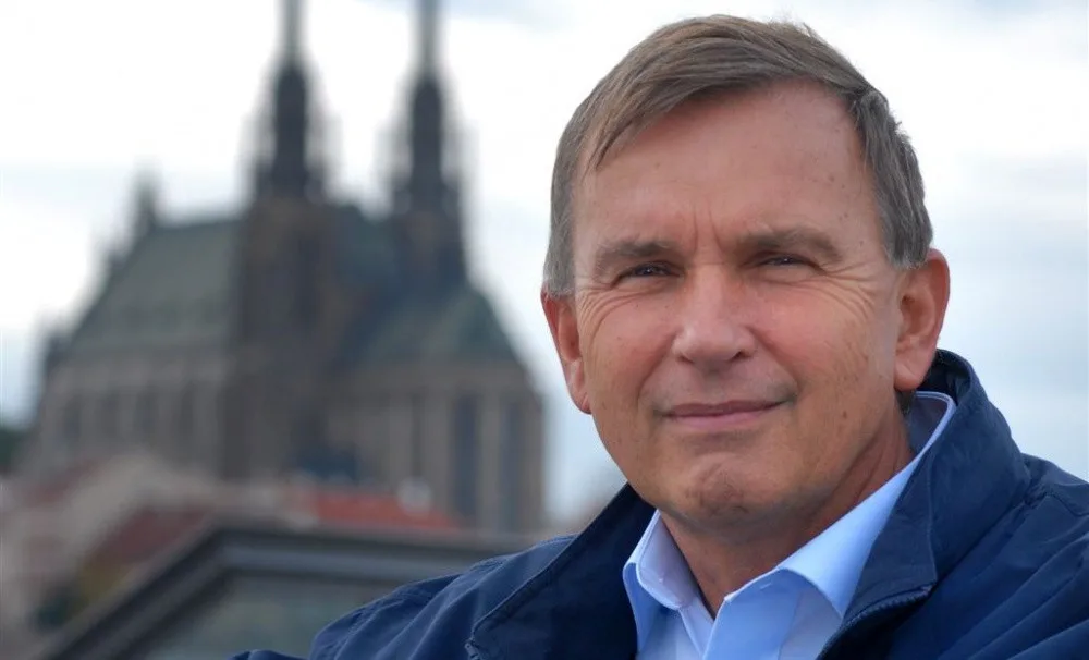 Onkologická kapacita nezahálí ani v penzi. Konzultaci od Vorlíčka chtějí pacienti stále, radí také ministrovi