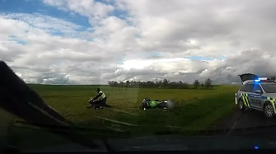 VIDEO: Motorkář si zakryl značku dámským prádlem. Ujížděl policistům, nezastavila ho ani zbraň