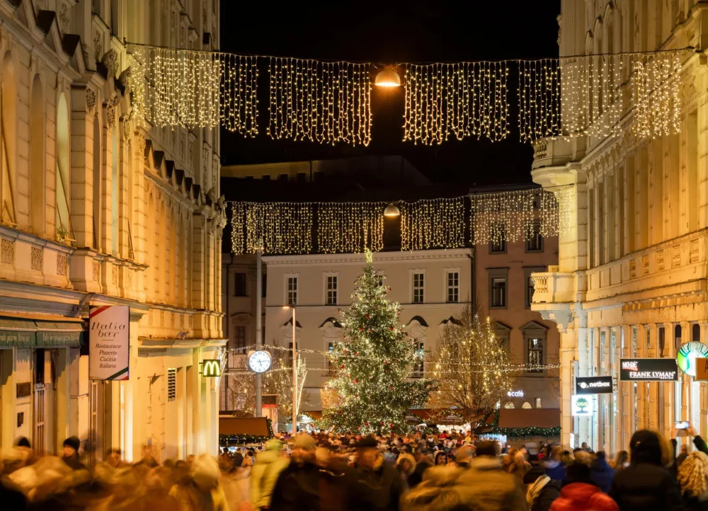 V Brně už se chystají na Vánoce. Maskotem je drak ve svetru, lákadlem portál ze Svoboďáku do Irska