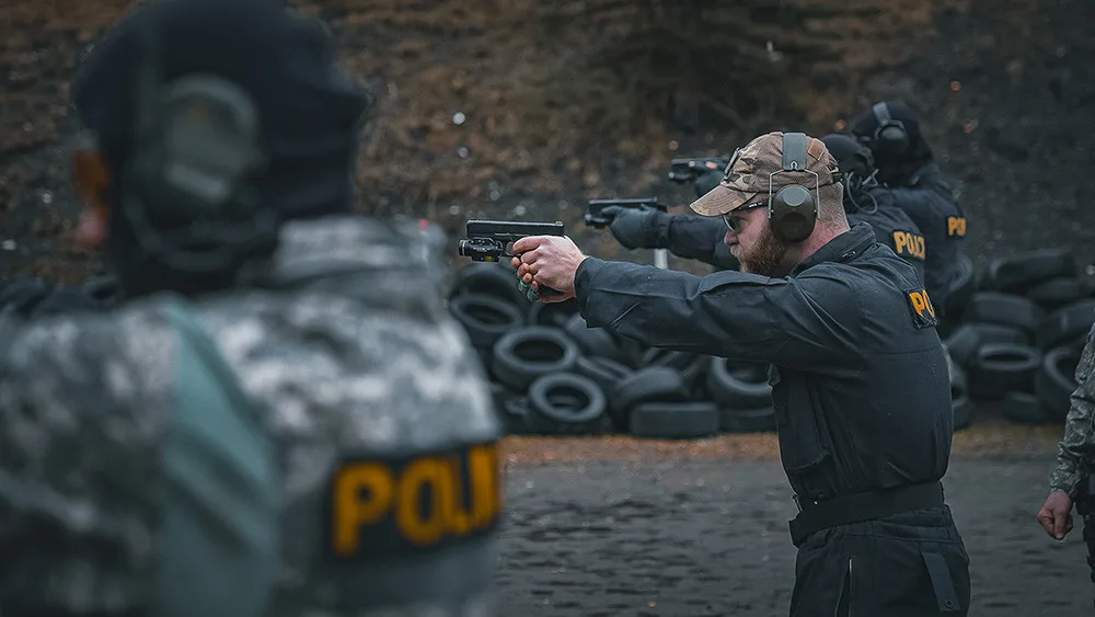 Ondřej Havlíček při natáčení videa u policejní zásahové jednotky