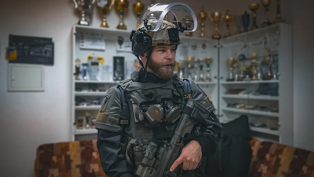 Ondřej Havlíček při natáčení videa u policejní zásahové jednotky