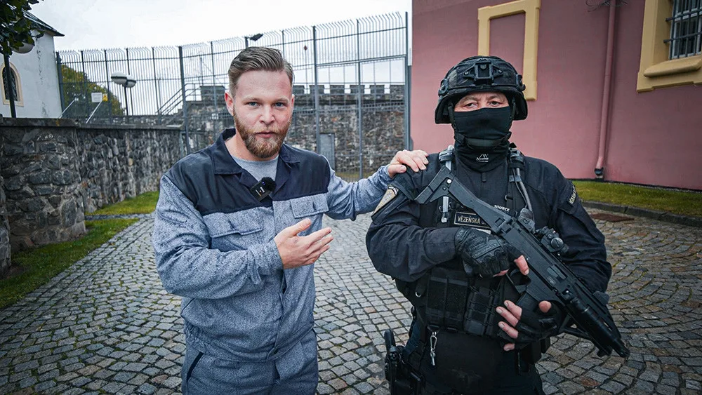Ondřej Havlíček při natáčení videa ve věznici