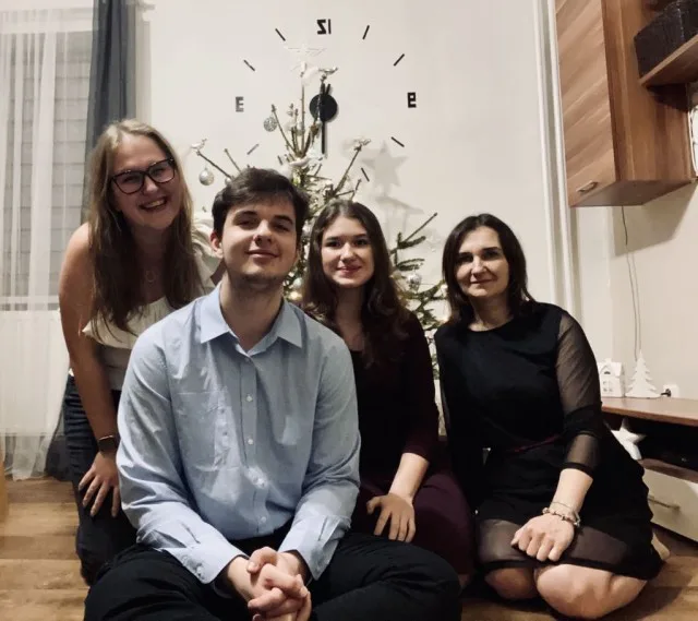 Nehoda a zákeřná nemoc. Tři mladí sourozenci přišli o rodiče, blízcí řeší možnosti pomoci