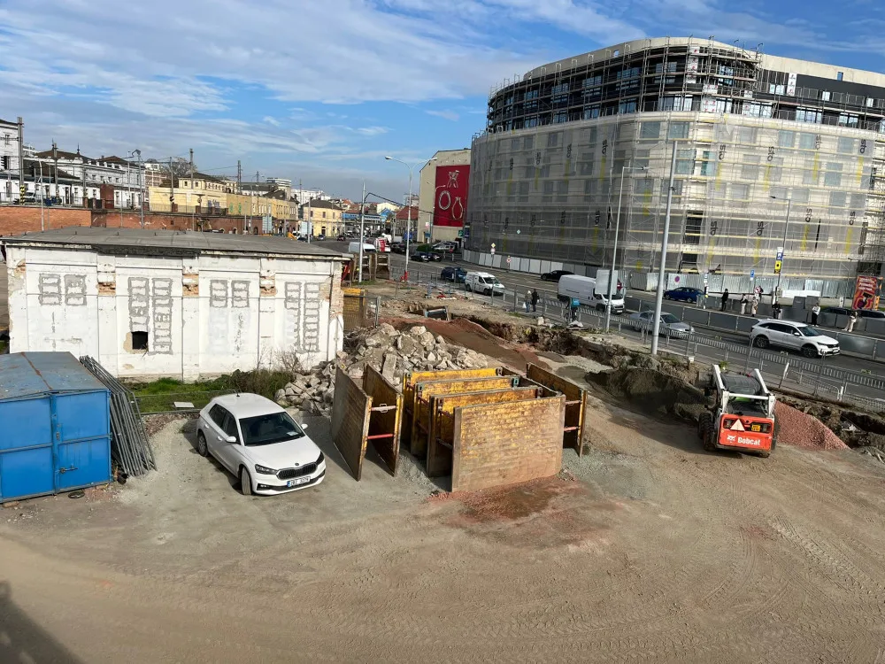 VIDEO: V bývalém brněnském Prioru zavřely poslední obchody. Dělníci se pustí do demolice