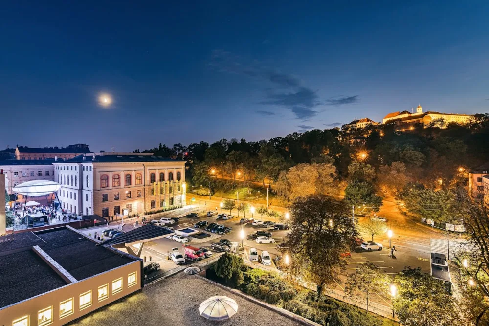Hasiči museli evakuovat hotel International v centru Brna. Suterén zaplavil kouř