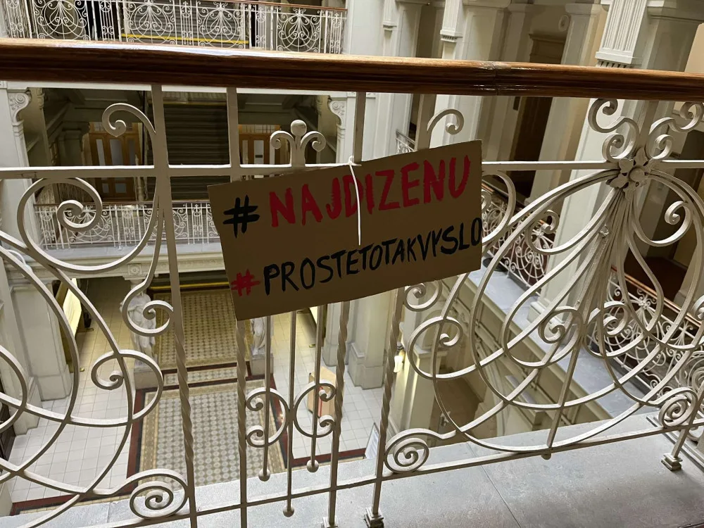 Skupina protestujících dorazila na ustavující zasedání Jihomoravského zastupitelstva. Kritizovala absenci žen v nové radě