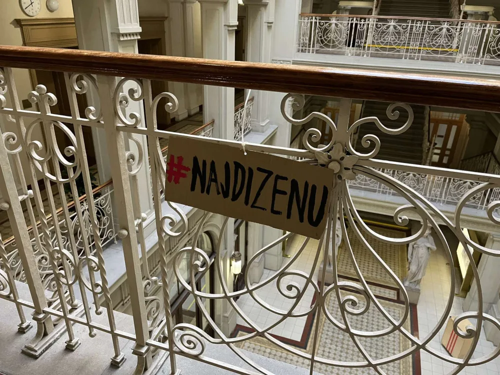 Skupina protestujících dorazila na ustavující zasedání Jihomoravského zastupitelstva. Kritizovala absenci žen v nové radě