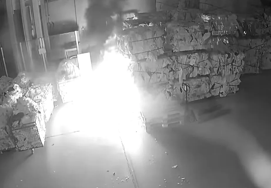 VIDEO: Policisté dopadli muže, který v září zapálil boskovickou halu s oblečením