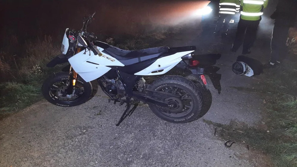Mladík pod vlivem drog chtěl ujet policistům na kradené motorce. Po havárii skončil v cele