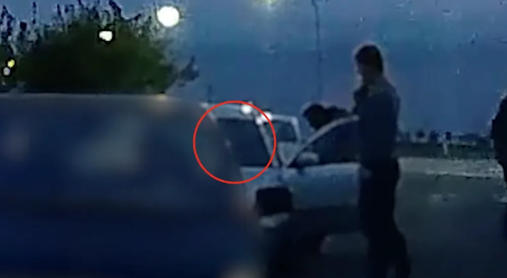 VIDEO: Namol opilý řidič ohrožoval ostatní. Sebrali mu klíčky, aby nemohl jet dál