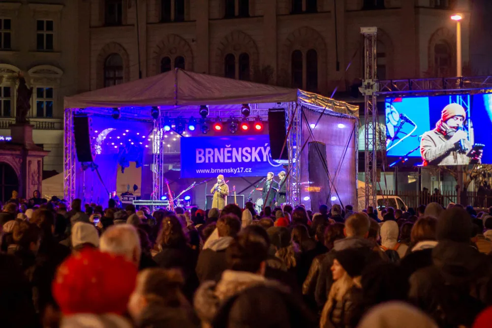 VIDEO: V centru Brna si lidé připomínají pětatřicet let od revoluce. Dav zpíval hymny i Modlitbu pro Martu