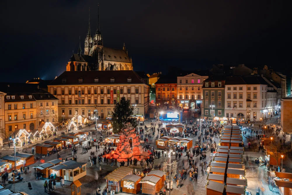 Adventní trhy na Zelňáku zpestří nová světelná atrakce. Září tam svátečně nasvícená kašna Parnas
