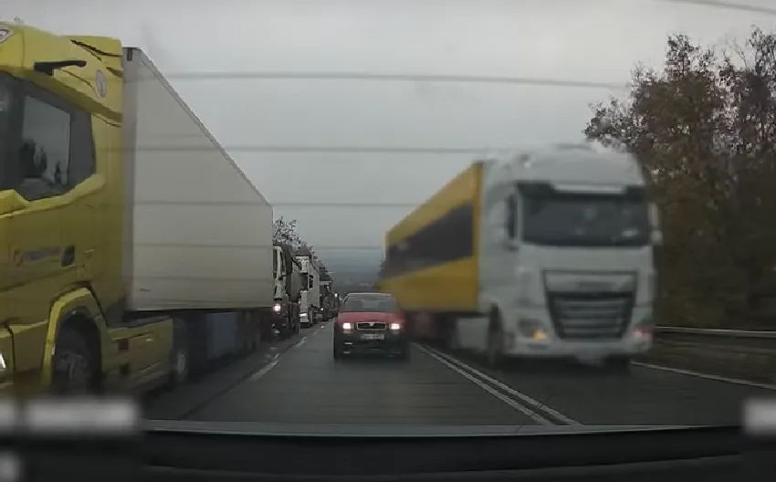 VIDEO: Řidič kamionu chtěl předjet kolonu u Vyškova. Řítil se protisměrem, k policistům byl arogantní