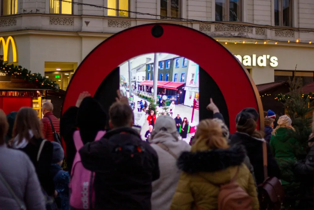 V centru Brna stojí virtuální brána do Irska. Lidé si přes ni vzájemně mávají