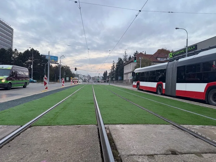 V Brně se zazelenají další koleje. Betonové pásy nahradily zelené plochy