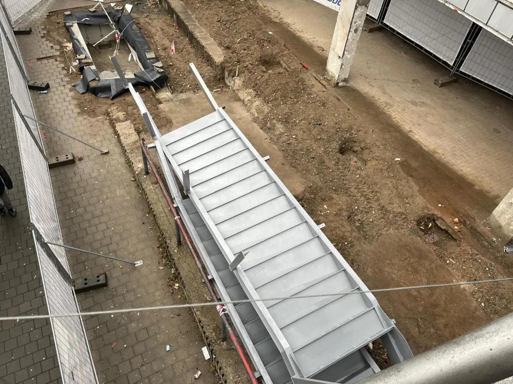 VIDEO: Kus terasy bývalého Prioru šel k zemi. Lidé se do Vaňkovky dostanou po provizorní plošině