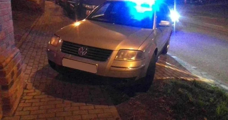 Opilý řidič se centrem Brna řítil devadesátkou. Nakonec najel na chodník a dal se na útěk