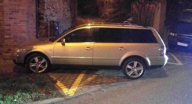 Opilý řidič se centrem Brna řítil devadesátkou. Nakonec najel na chodník a dal se na útěk
