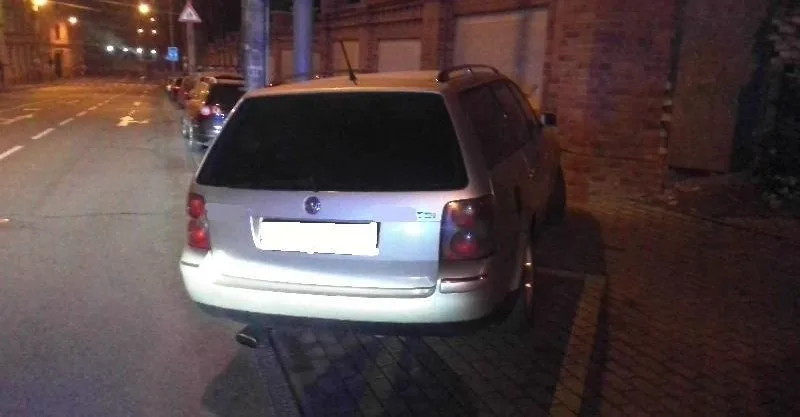 Opilý řidič se centrem Brna řítil devadesátkou. Nakonec najel na chodník a dal se na útěk
