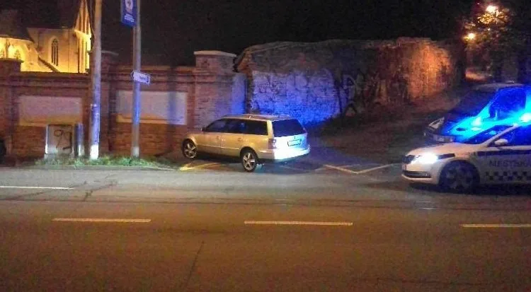 Opilý řidič se centrem Brna řítil devadesátkou. Nakonec najel na chodník a dal se na útěk