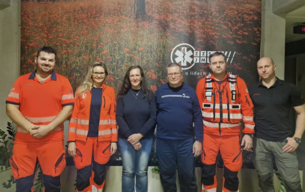 Na fotce zleva: záchranář Petr Beneš, lékařka Andrea Nováková, paní Marcela s partnerem, řidič - záchranář Zdeněk Labský a záchranář Pavel Tobiáš. Na snímku chybí inspektor provozu Honza Svoboda.