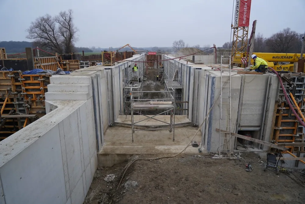 Na nové plavební komoře u Sudoměřic dělníci osadili první vrata. Povodně stavbu nezdržely