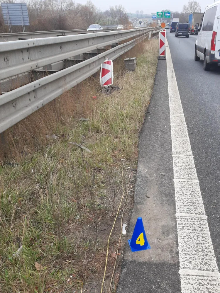 Kurýr se s autem nevlezl do jízdního pruhu na D1. Po nehodě nadýchal skoro tři promile
