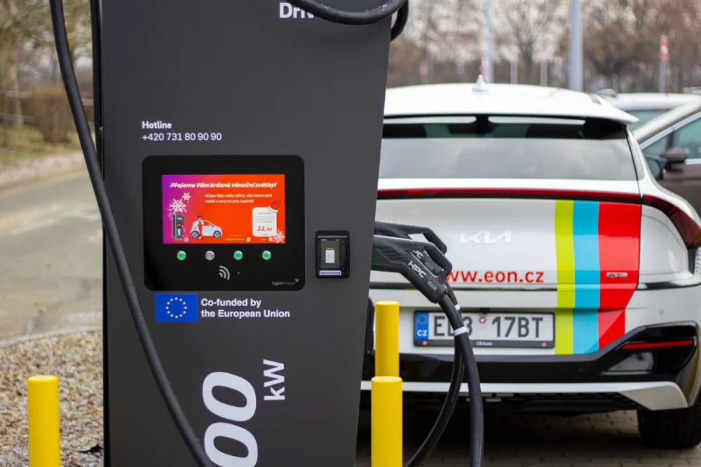 Majitelé elektromobilů nově nabijí své vozy v OC Futurum do několika minut