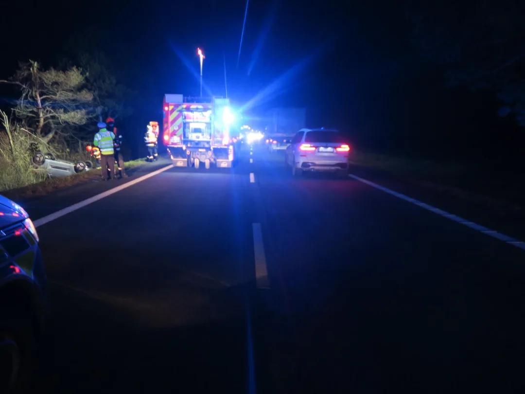 Řidič zavadil o auto, které předjížděl, to skončilo v příkopu. Šofér ujel a pátrá po něm policie