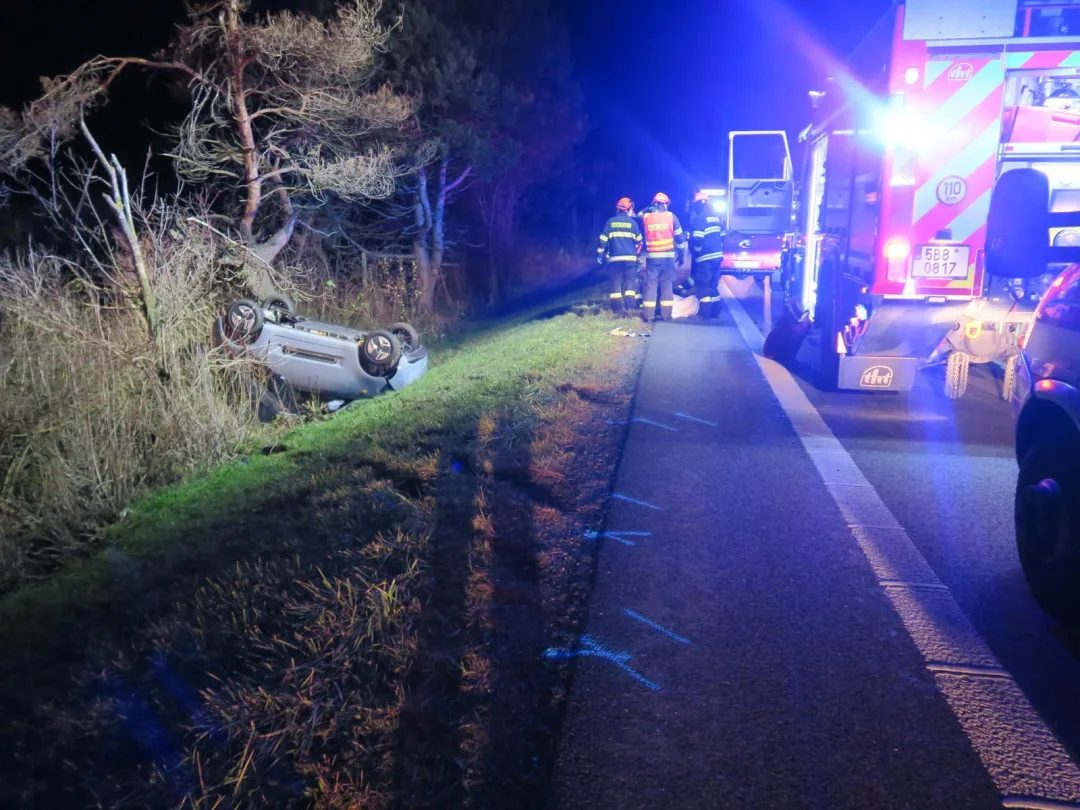 Řidič zavadil o auto, které předjížděl, to skončilo v příkopu. Šofér ujel a pátrá po něm policie