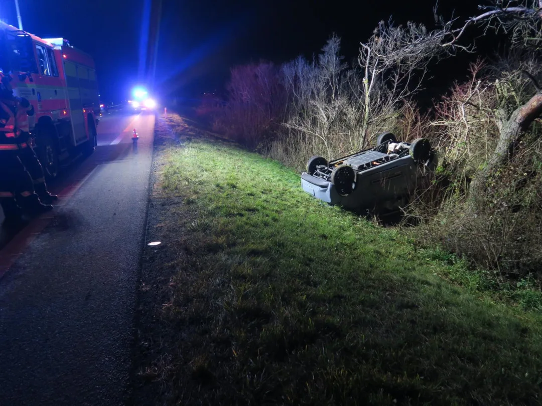 Řidič zavadil o auto, které předjížděl, to skončilo v příkopu. Šofér ujel a pátrá po něm policie