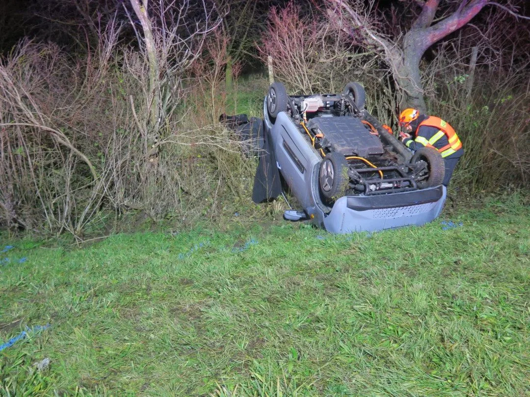 Řidič zavadil o auto, které předjížděl, to skončilo v příkopu. Šofér ujel a pátrá po něm policie